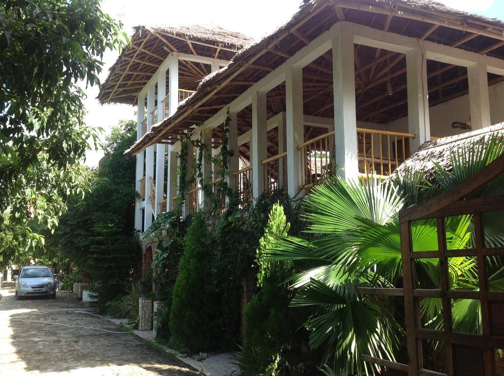 Mangga Lodge Bira Exteriör bild